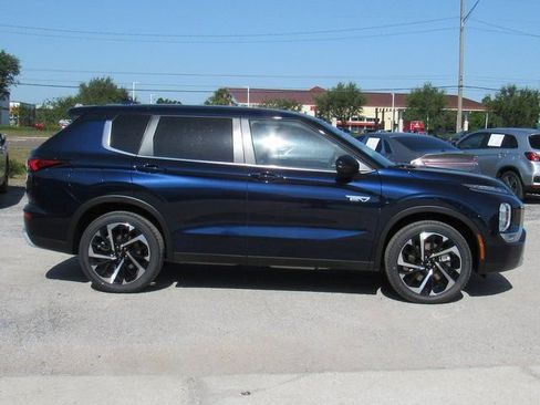 New 2025 Mitsubishi Outlander SE AWD/4WD image 2