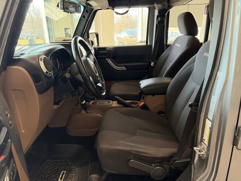 Used 2017 Jeep Wrangler Unlimited Sahara image 18