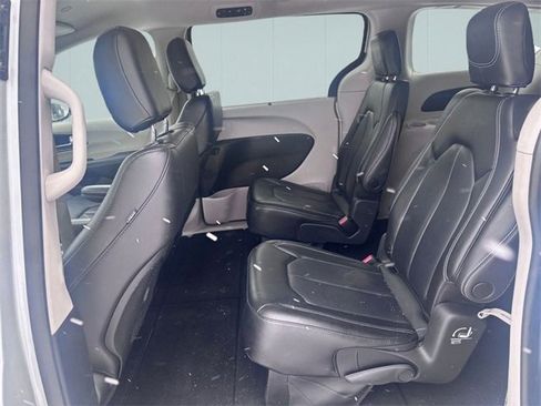Certified 2023 Chrysler Pacifica Touring-L image 24