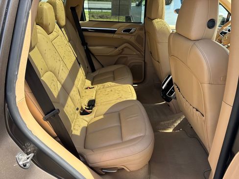 Used 2016 Porsche Cayenne S image 16