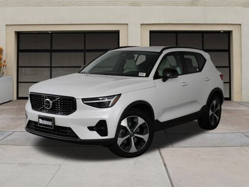 Used 2026 Volvo XC40 B5 Plus w/ Protection Package Premier image 3