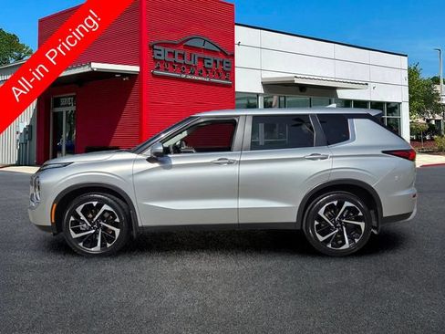 Used 2023 Mitsubishi Outlander SE FWD image 2