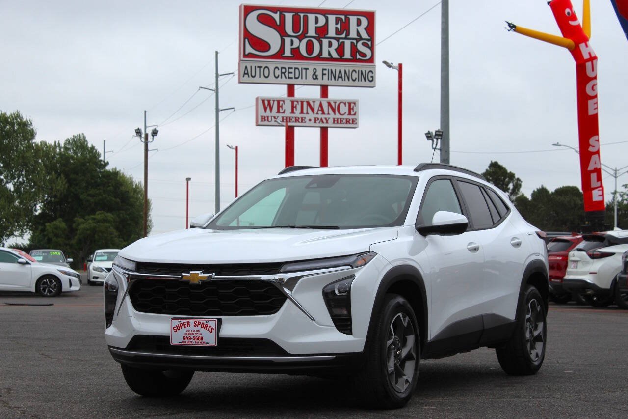 Used 2025 Chevrolet Trax LT FWD image 7