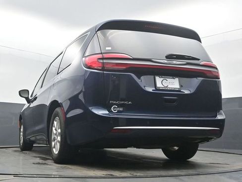 Used 2025 Chrysler Pacifica Select image 49