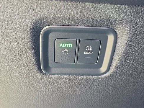 Used 2025 Porsche Cayenne image 39