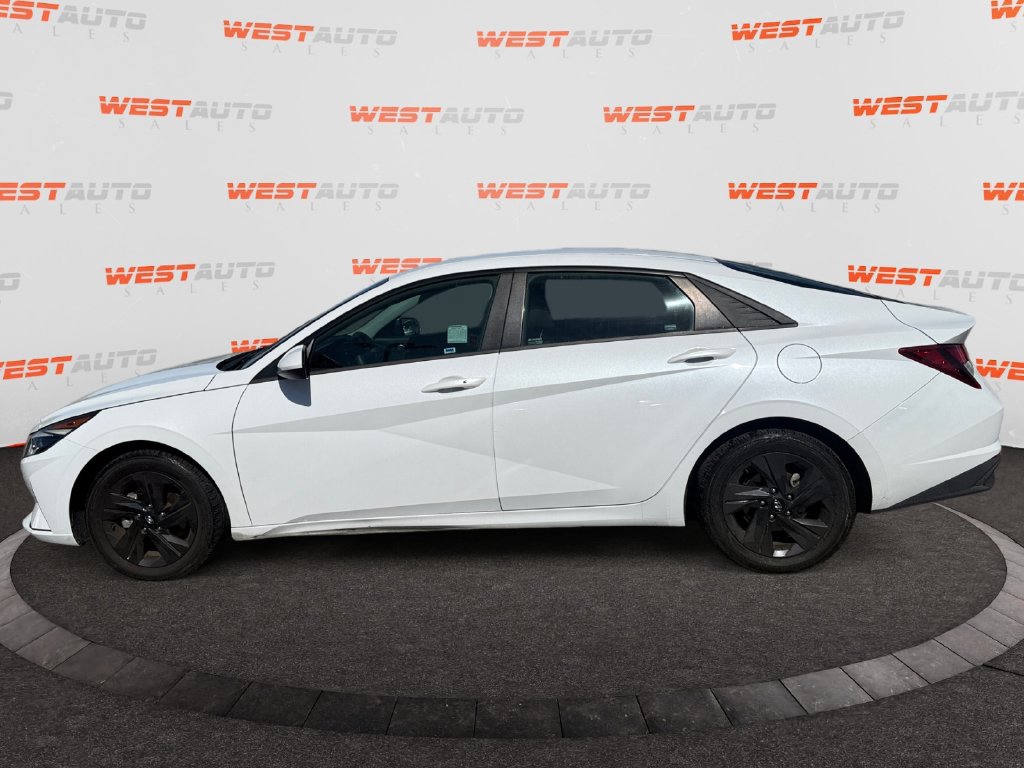 Used 2022 Hyundai Elantra SEL w/ Preferred Accessory Package FWD image 2