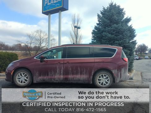 Used 2020 Chrysler Voyager Lxi image 1