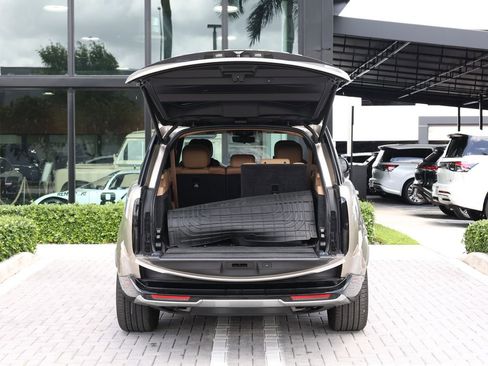 Used 2023 Land Rover Range Rover Long Wheelbase Autobiography image 8
