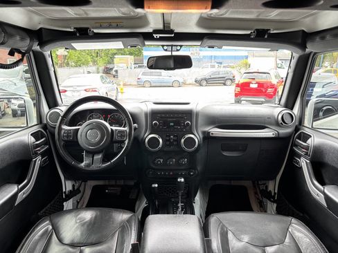 Used 2017 Jeep Wrangler Unlimited Rubicon w/ Connectivity Group AWD/4WD image 21
