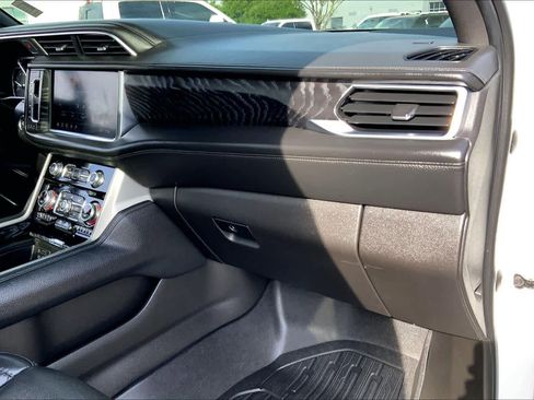 Used 2021 GMC Yukon Denali w/ Denali Premium Package image 18