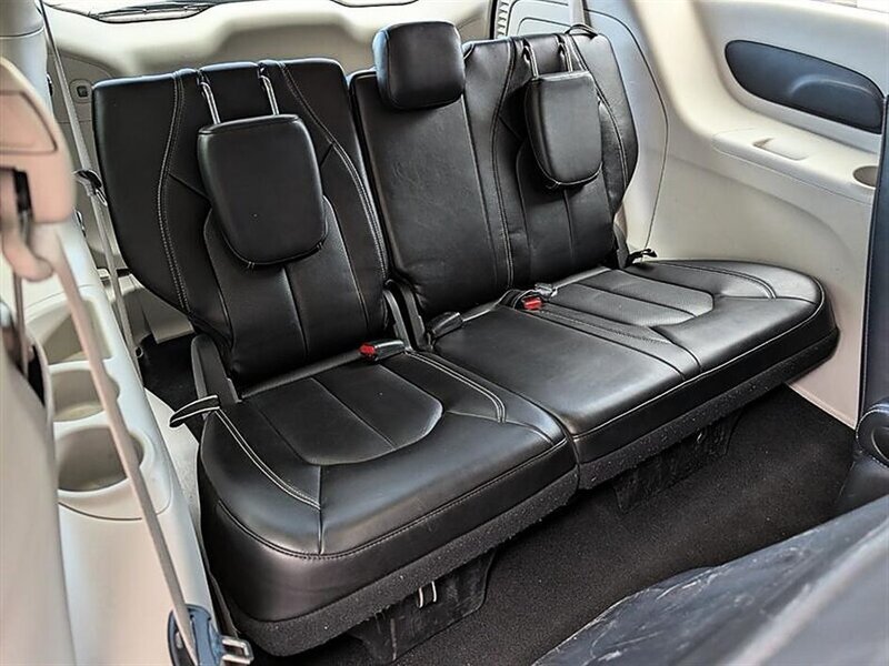 Used 2024 Chrysler Pacifica Limited FWD image 29
