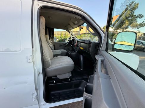 Used 2018 Chevrolet Express 2500 image 9