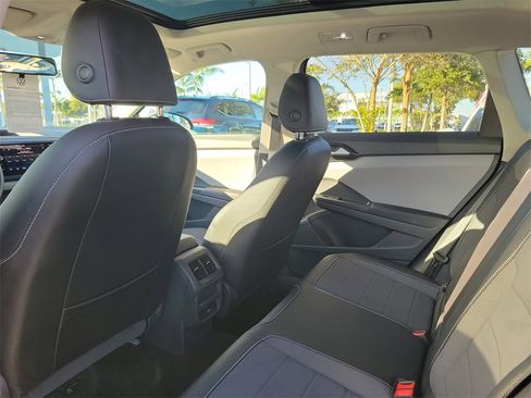 Certified 2022 Volkswagen Taos SE image 7