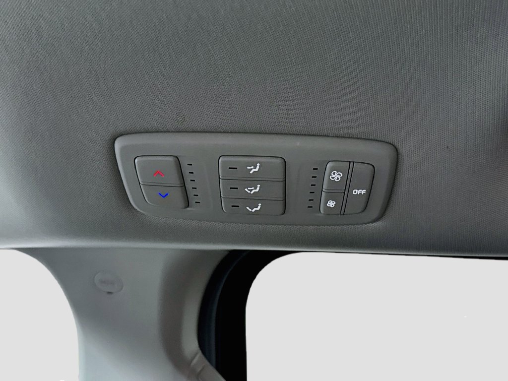 Used 2022 Kia Carnival LX FWD image 28