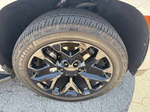 Used 2023 GMC Yukon XL SLT w/ SLT Luxury Package image 5