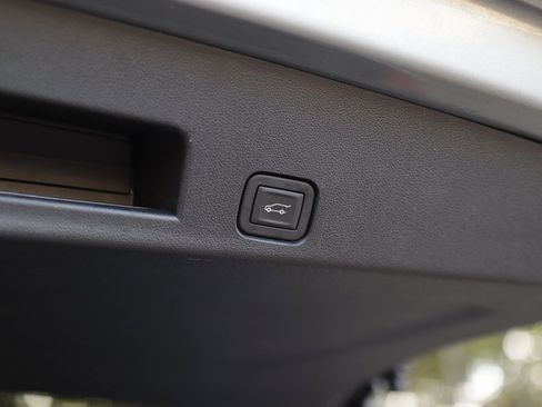 Used 2025 GMC Acadia Elevation image 32