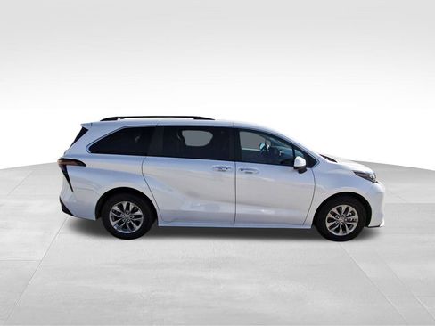 Used 2024 Toyota Sienna XLE image 5