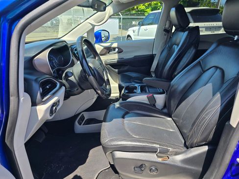 Used 2018 Chrysler Pacifica Touring-L FWD image 22