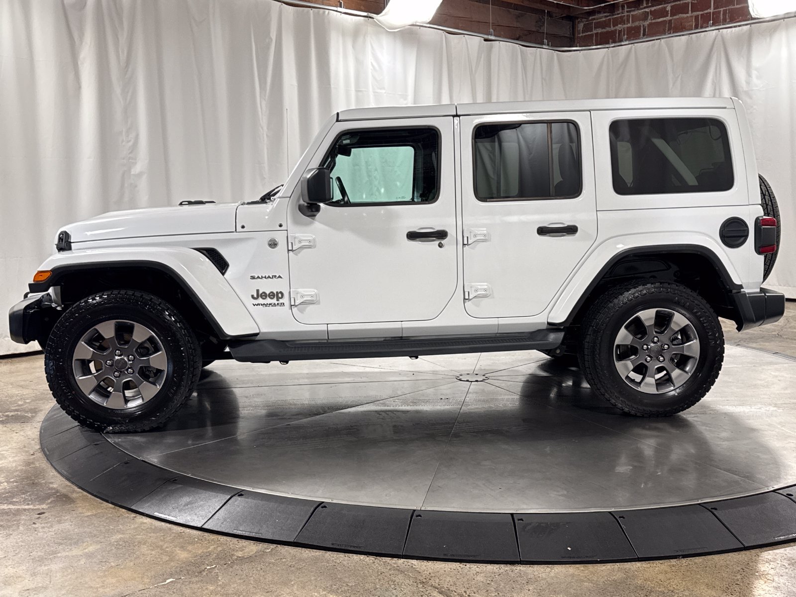 Used 2019 Jeep Wrangler Unlimited Sahara AWD/4WD image 7