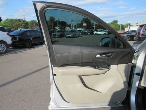 Used 2021 Cadillac XT4 Premium Luxury FWD image 8