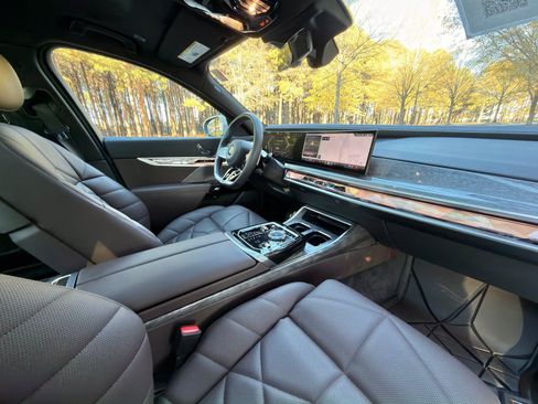 Used 2025 BMW 740i xDrive w/ Premium Package image 18