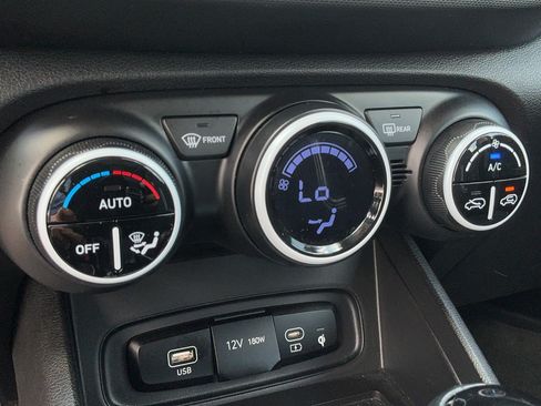 Used 2024 Hyundai Venue Limited FWD image 21