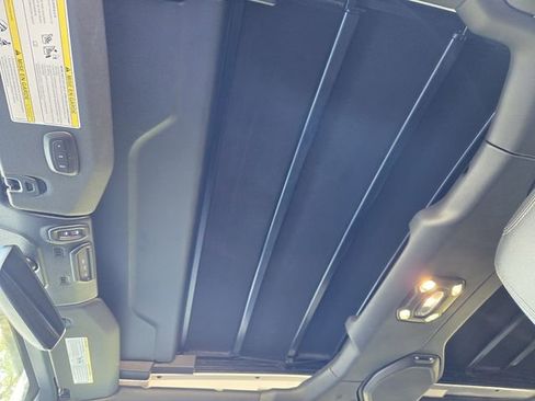 Used 2023 Jeep Wrangler Altitude image 27