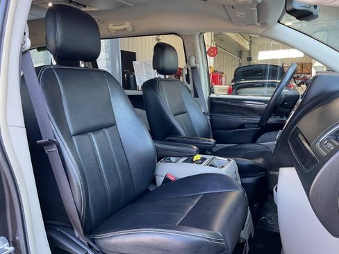 Used 2015 Chrysler Town & Country LX FWD image 43