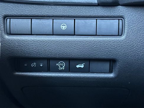 Used 2024 Nissan Rogue SV image 31