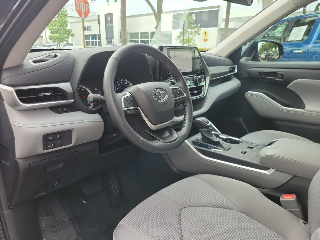 Used 2024 Toyota Highlander LE FWD image 16