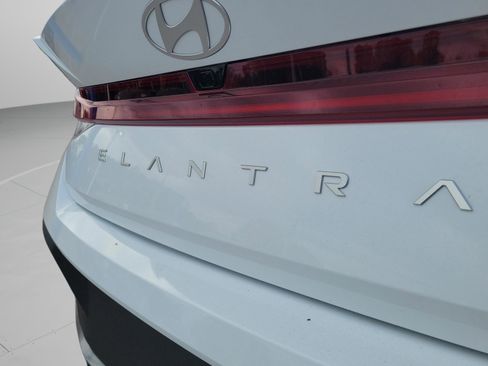 Used 2025 Hyundai Elantra Blue image 32