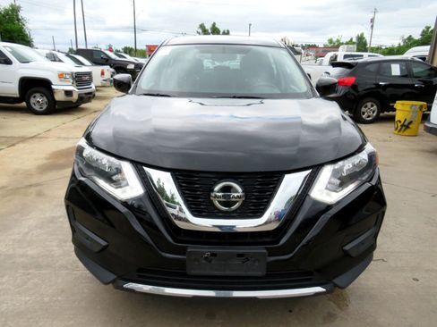 Used 2018 Nissan Rogue S image 2