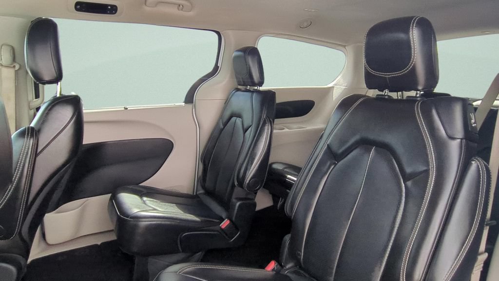Used 2024 Chrysler Pacifica Touring-L FWD image 10