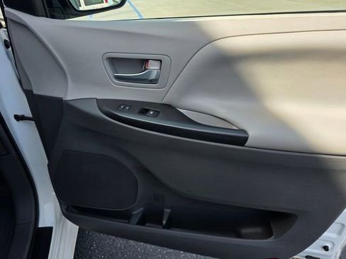 Used 2015 Toyota Sienna LE image 23
