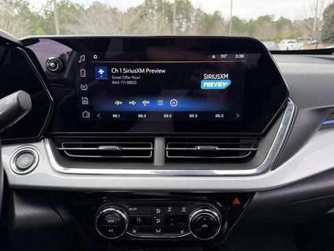 Used 2025 Chevrolet Trax LT w/ LT Convenience Package image 18