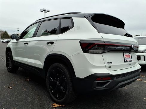 New 2026 Volkswagen Taos SE image 3