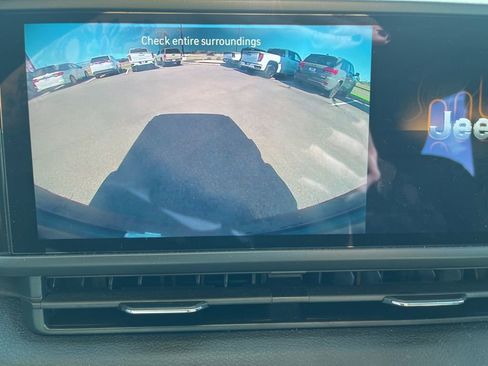 Used 2025 Jeep Wrangler Sport image 23