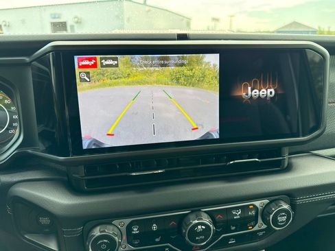 Used 2024 Jeep Gladiator Rubicon w/ Technology Group AWD/4WD image 29