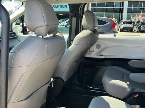 Used 2025 Toyota Sienna XLE FWD image 20