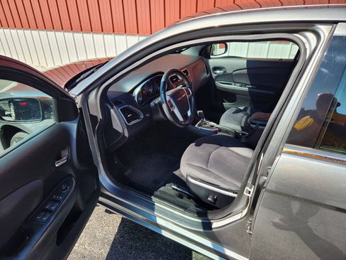 Used 2013 Chrysler 200 Touring FWD image 10
