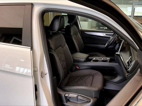 Used 2024 Volkswagen Atlas Cross Sport SE image 9