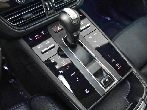 Certified 2025 Porsche Macan AWD/4WD image 20