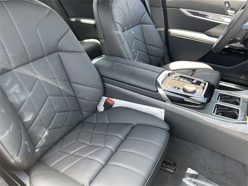 New 2025 BMW i7 xDrive60 image 11