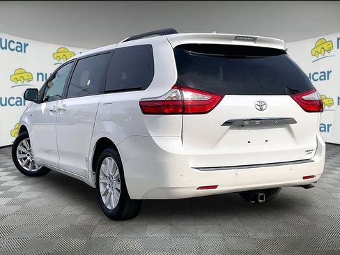 Used 2017 Toyota Sienna Limited image 3