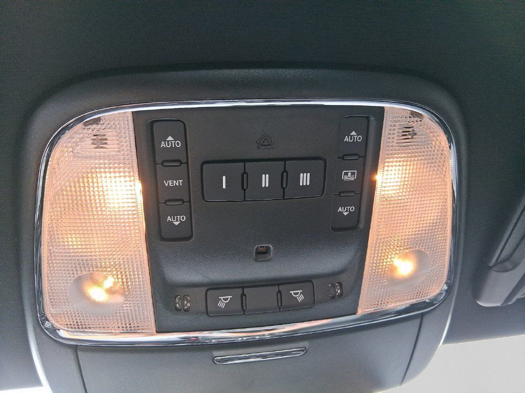 Used 2023 Chrysler 300 C RWD image 16