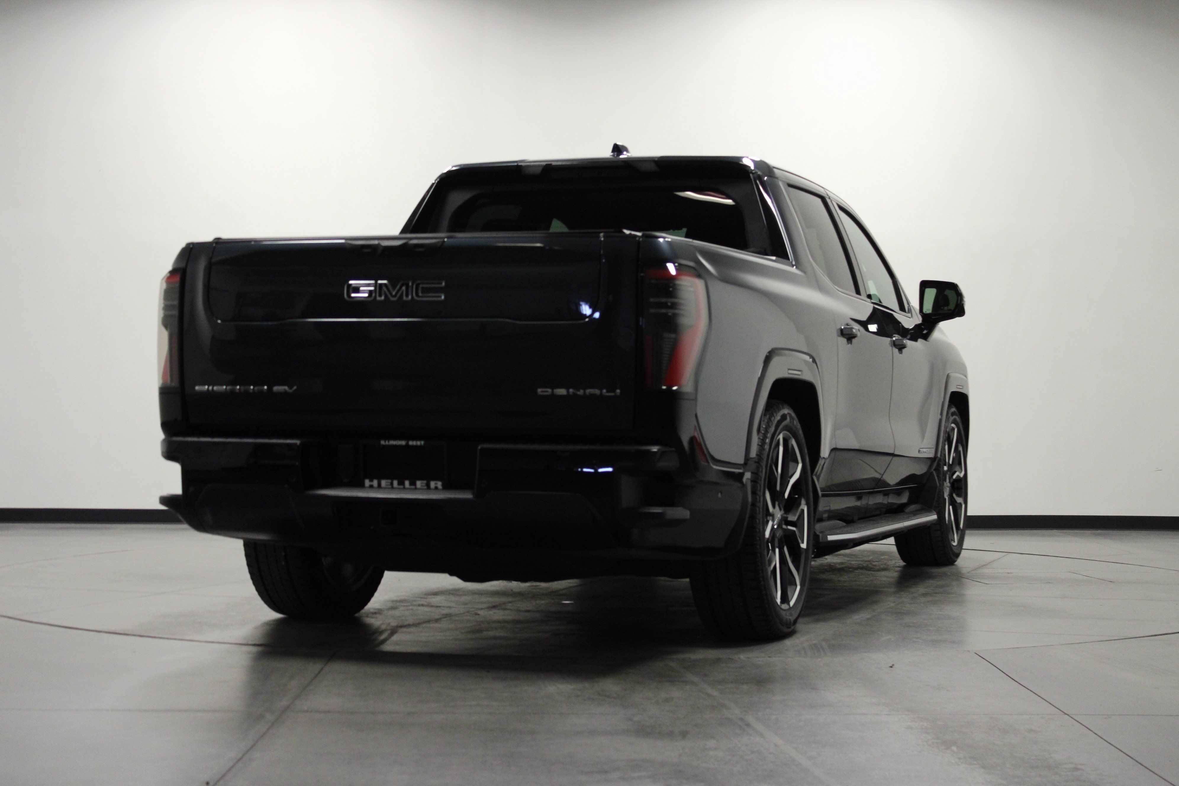 Used 2025 GMC Sierra EV Denali AWD/4WD image 4