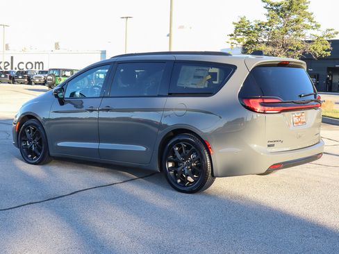 New 2025 Chrysler Pacifica Limited image 7