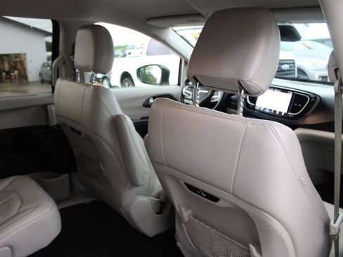 Used 2021 Chrysler Pacifica Touring-L FWD image 11