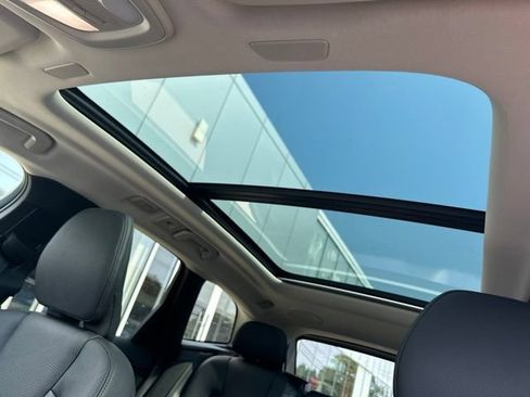 Certified 2024 Volvo XC60 B5 Plus AWD/4WD image 28