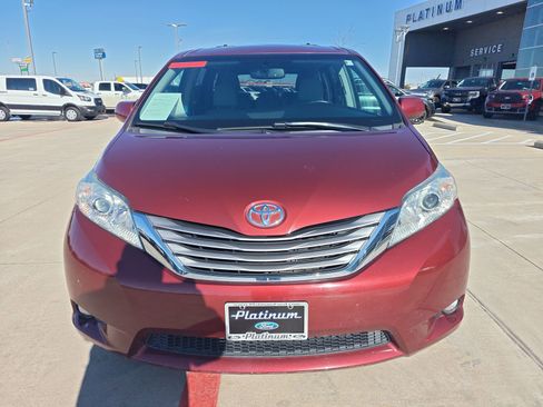 Used 2015 Toyota Sienna XLE image 8